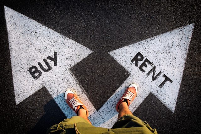 What are the benefits of renting a house instead of buying?